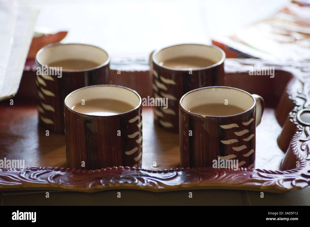 Bevande, tazze da tè in vassoio di plastica Foto Stock