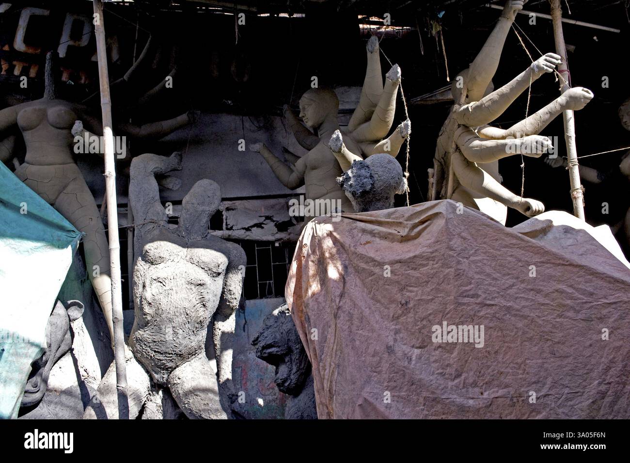 L'idolo di argilla che produce la scena in studio a Kumartuli, Kolkata Calcutta, Bengala Occidentale, India, Asia Foto Stock