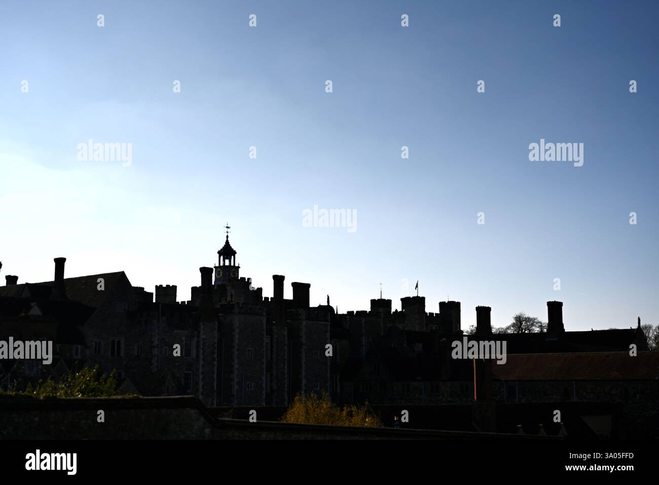 Silhouette di Knole Place in una giornata di cielo azzurro Foto Stock