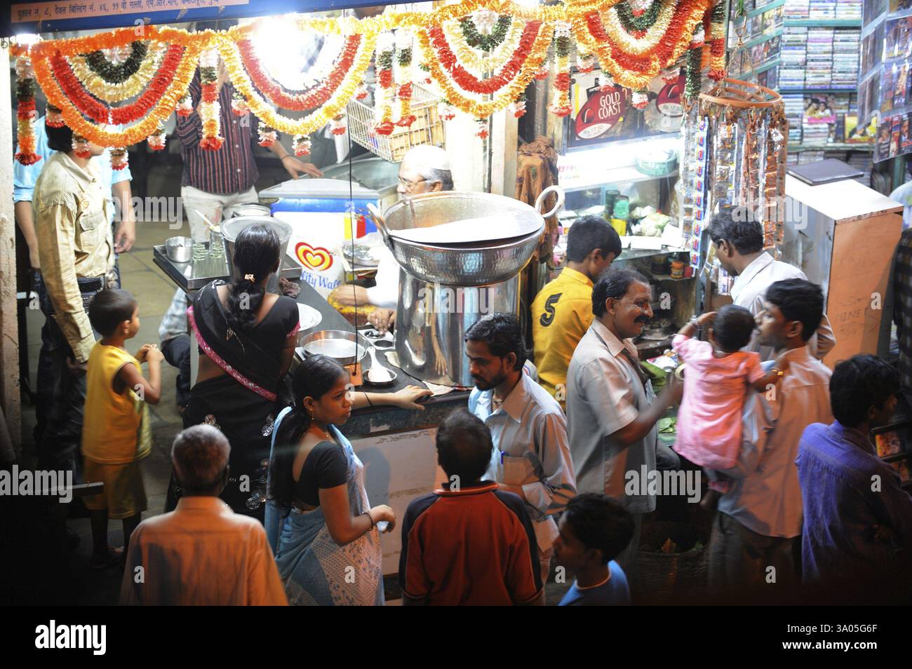 Scena di strada a Kamathipura, Bombay Mumbai, Maharashtra, India NO MR Foto Stock
