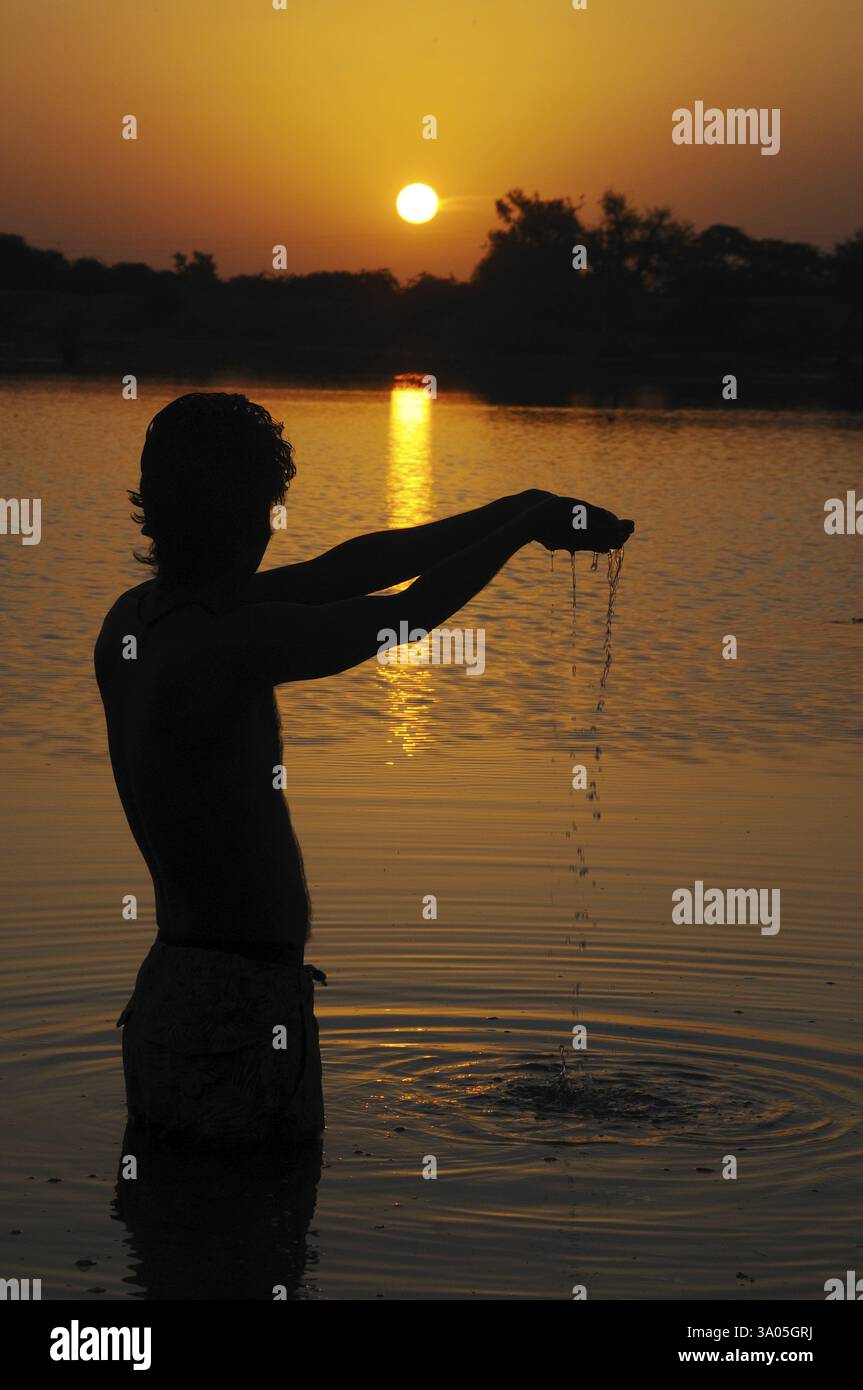 Uomo che adora il sole, l'India, l'Asia Foto Stock