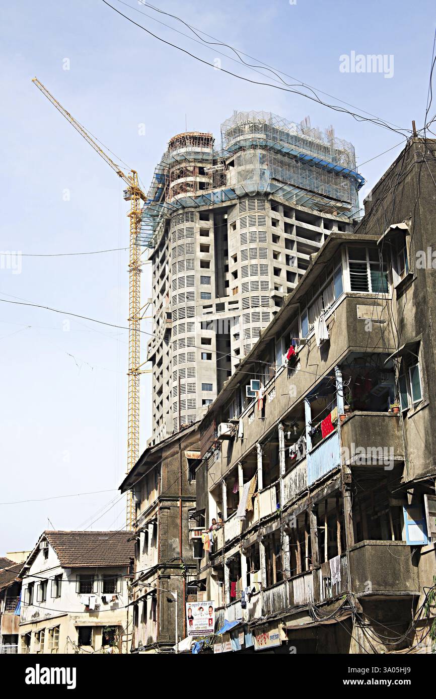 Vecchia costruzione di tetti di fango, edilizia urbana di massa, Mugbhat Lane, Girgaon, Charni Road, Bombay Mumbai, Maharashtra, India, Asia Foto Stock