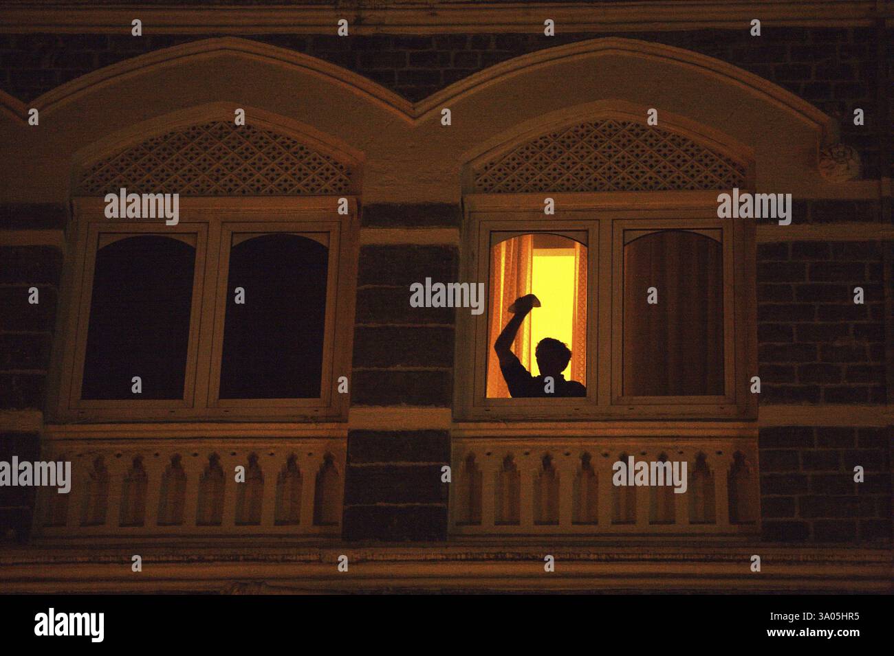 Ospite straniero che chiede aiuto durante l'attacco terroristico di Deccan Mujahedeen, Bombay Mumbai, Maharashtra Foto Stock