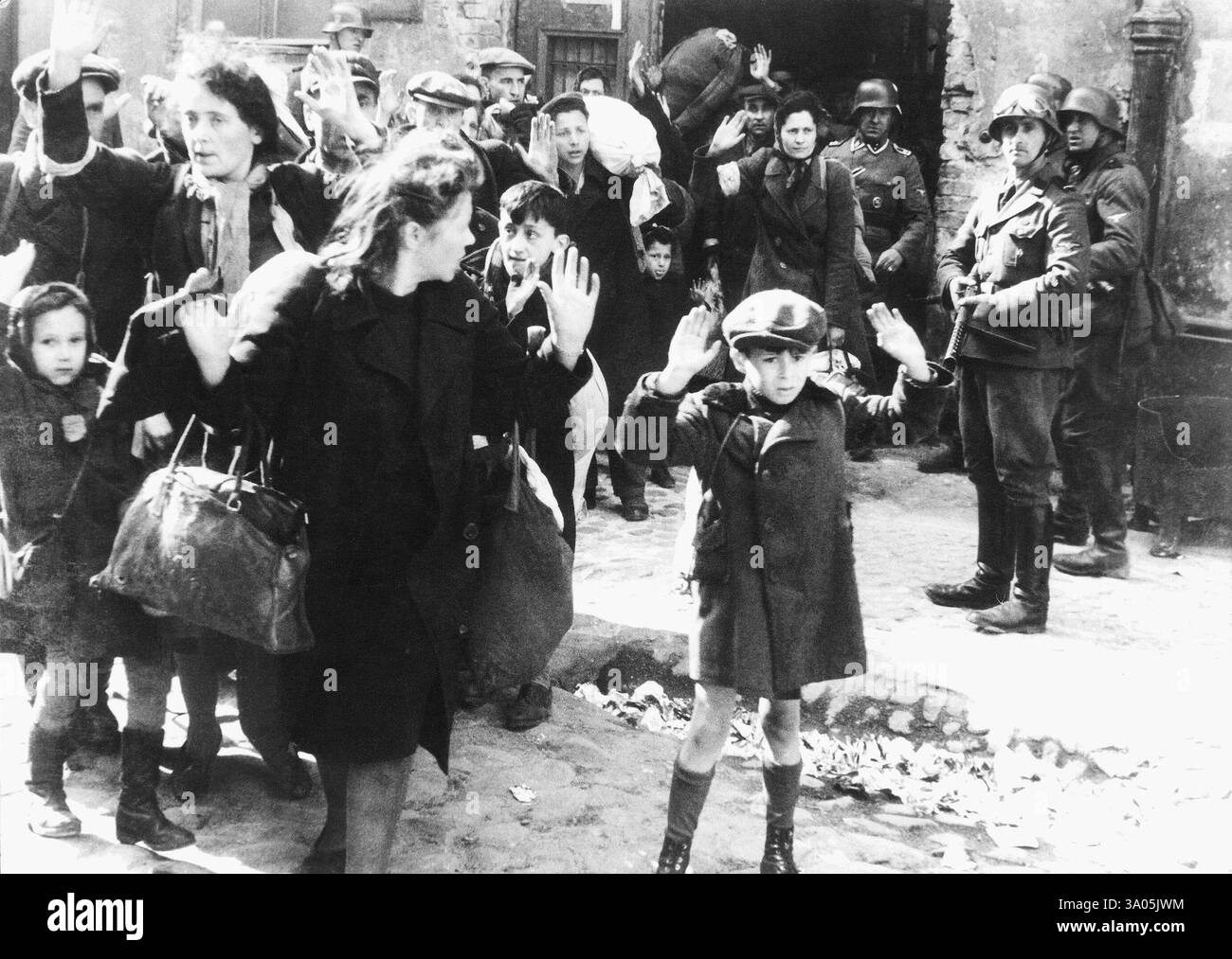 La rivolta del ghetto di Varsavia fu l'atto della resistenza ebraica del 1943 nel ghetto di Varsavia nella Polonia occupata dai tedeschi durante la seconda guerra mondiale per opporsi allo sforzo finale della Germania nazista di trasportare la restante popolazione del ghetto nelle camere a gas dei campi di sterminio di Majdanek e Treblinka. Foto Stock
