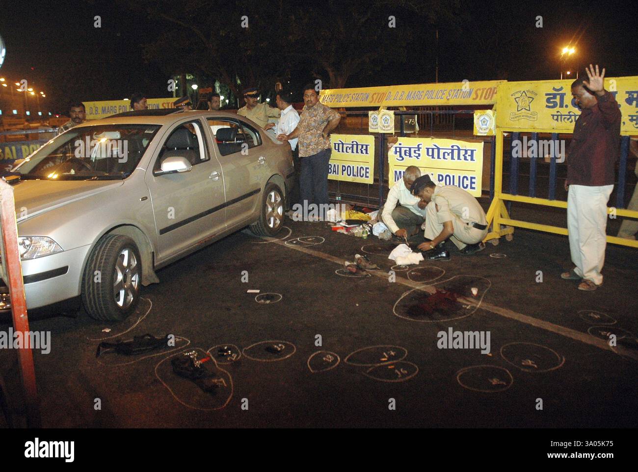 Proiettili sulla strada dell'hotel Taj Mahal in un attacco terroristico da parte dei terroristi del Deccan Mujahideen, Bombay Mumbai Foto Stock