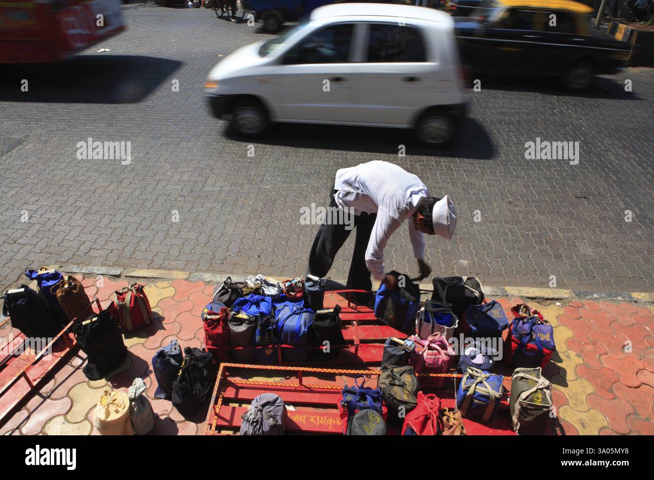 Dabbawallas con pranzo scatole del Maharashtra Mumbai India Asia Foto Stock