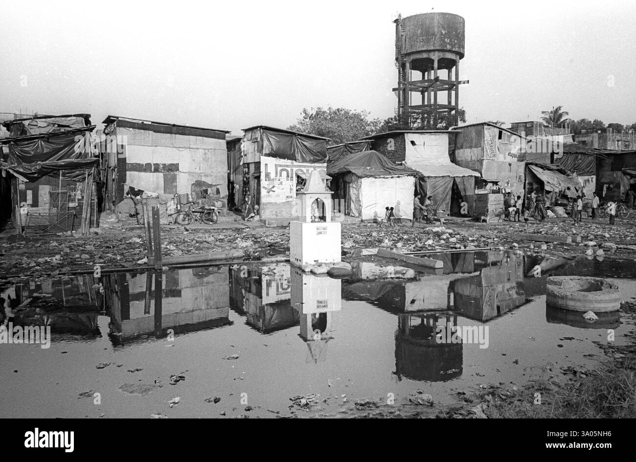 Slum vicino alla stazione ferroviaria di Mahim, Bombay Mumbai, Maharashtra, India, Asia Foto Stock