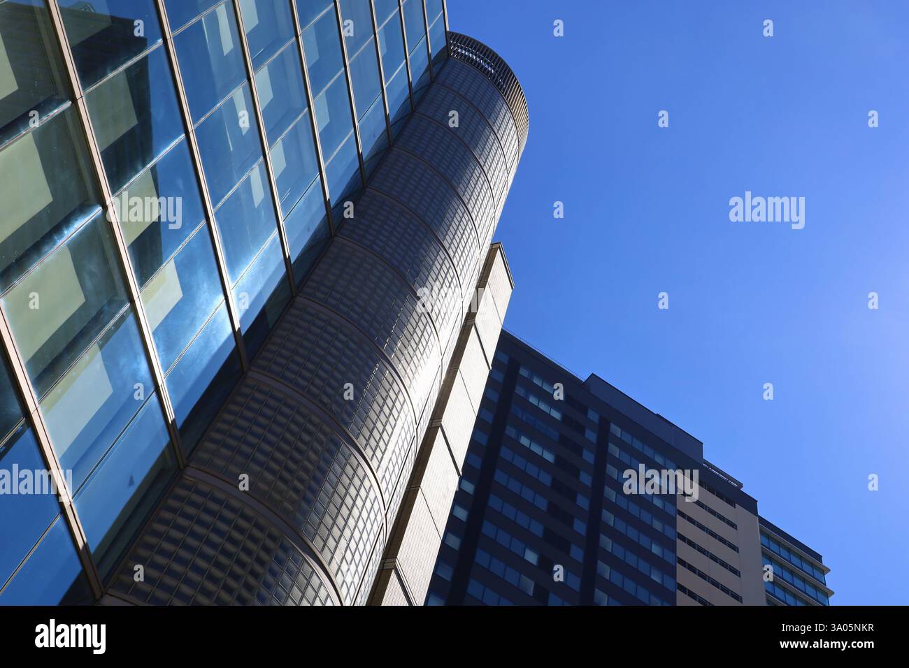 Un edificio visto da un'angolazione bassa Foto Stock