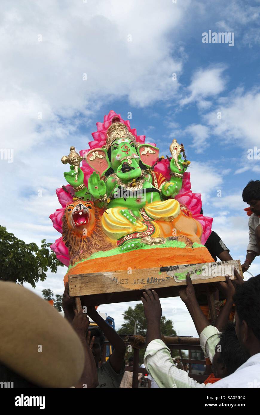 Immersione di Lord ganesh nel serbatoio muthannankulam, Coimbatore, Tamil Nadu, India, Asia Foto Stock
