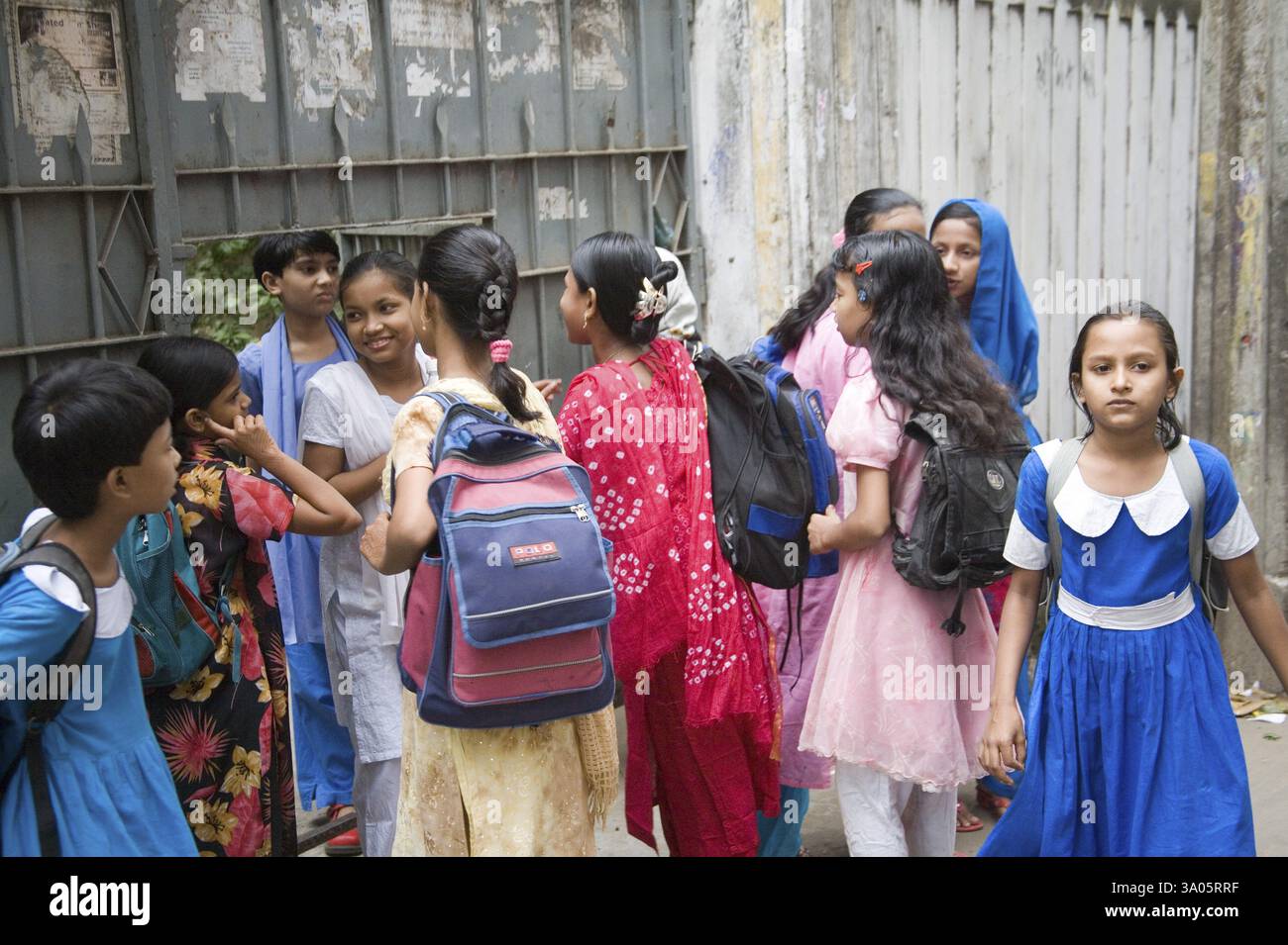 Ragazze che vanno a scuola a Lalbag Fort, Dacca, Bangladesh, Asia Foto Stock