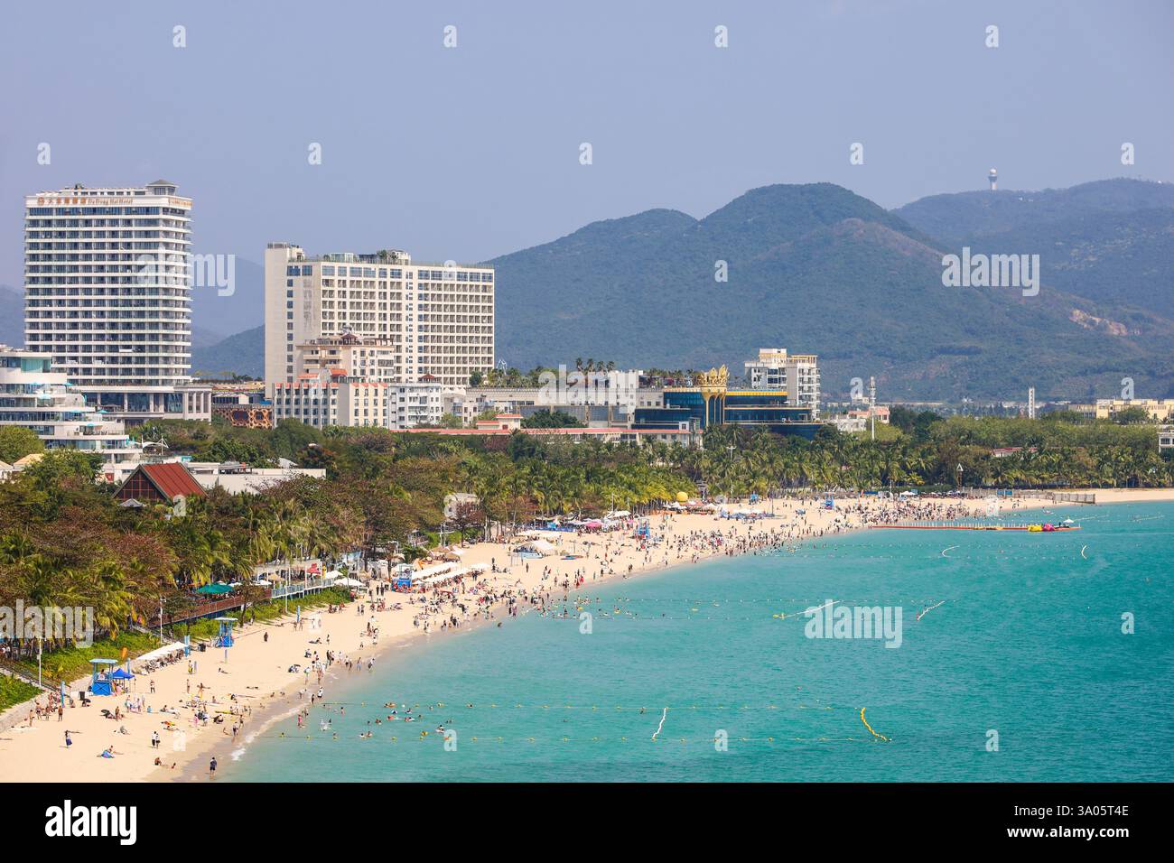 Vista della spiaggia tropicale sul mare nella baia di Dadonghai dell'isola di Hainan Foto Stock