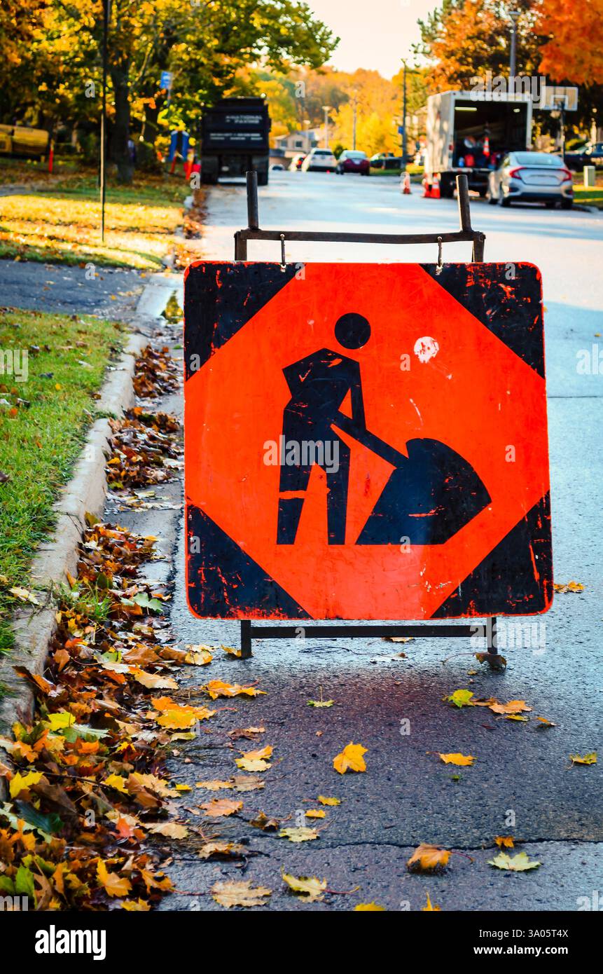 Primo piano di un cartello di costruzione stradale con lavori sullo sfondo in una mattina autunnale Foto Stock