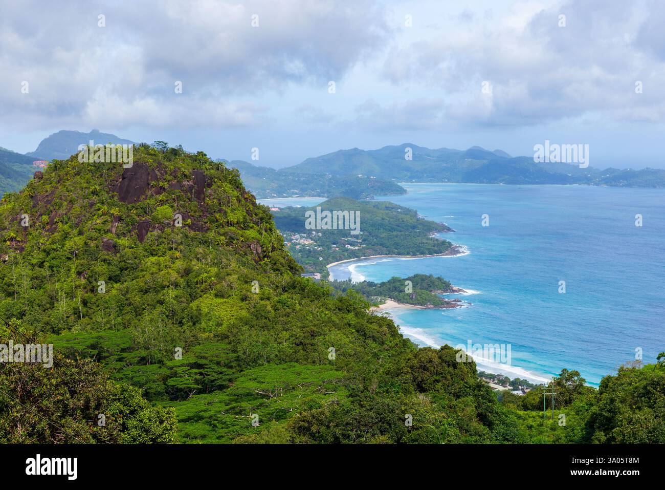 Fotografie di paesaggi tropicali costieri scattate al punto panoramico di Copilia, isola di Mahe, Seychelles Foto Stock