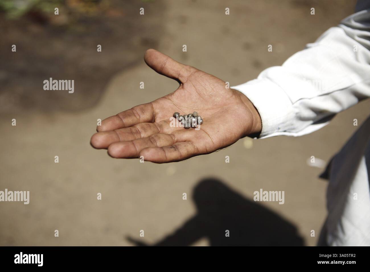 L'uomo la visualizzazione delle parti smontabili della bomba trovato presso il sito di bomba che scuotono la città tessile di Malegaon Foto Stock