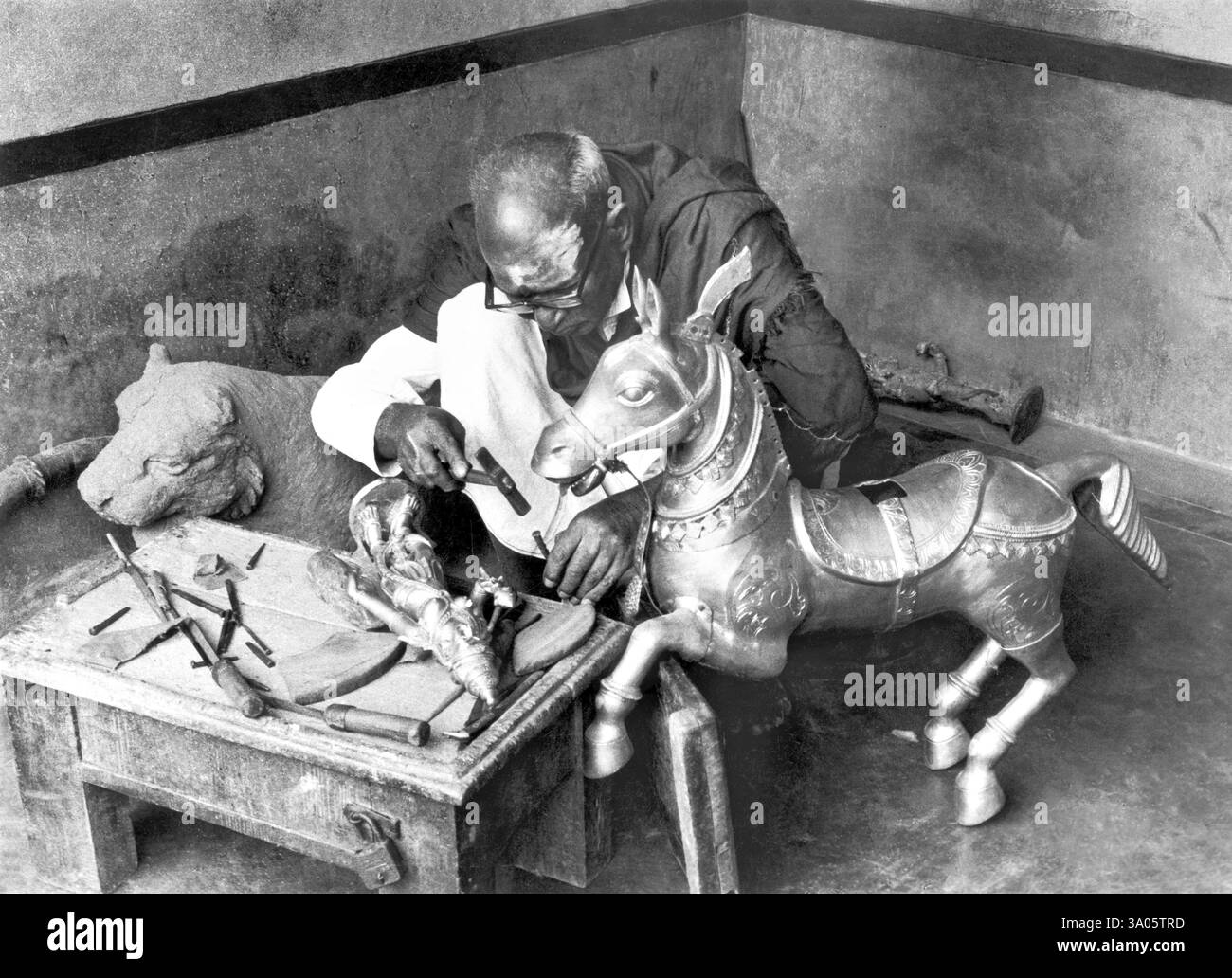 Artigiano che lavora sulla scultura in bronzo, Karnataka, India, Asia Foto Stock