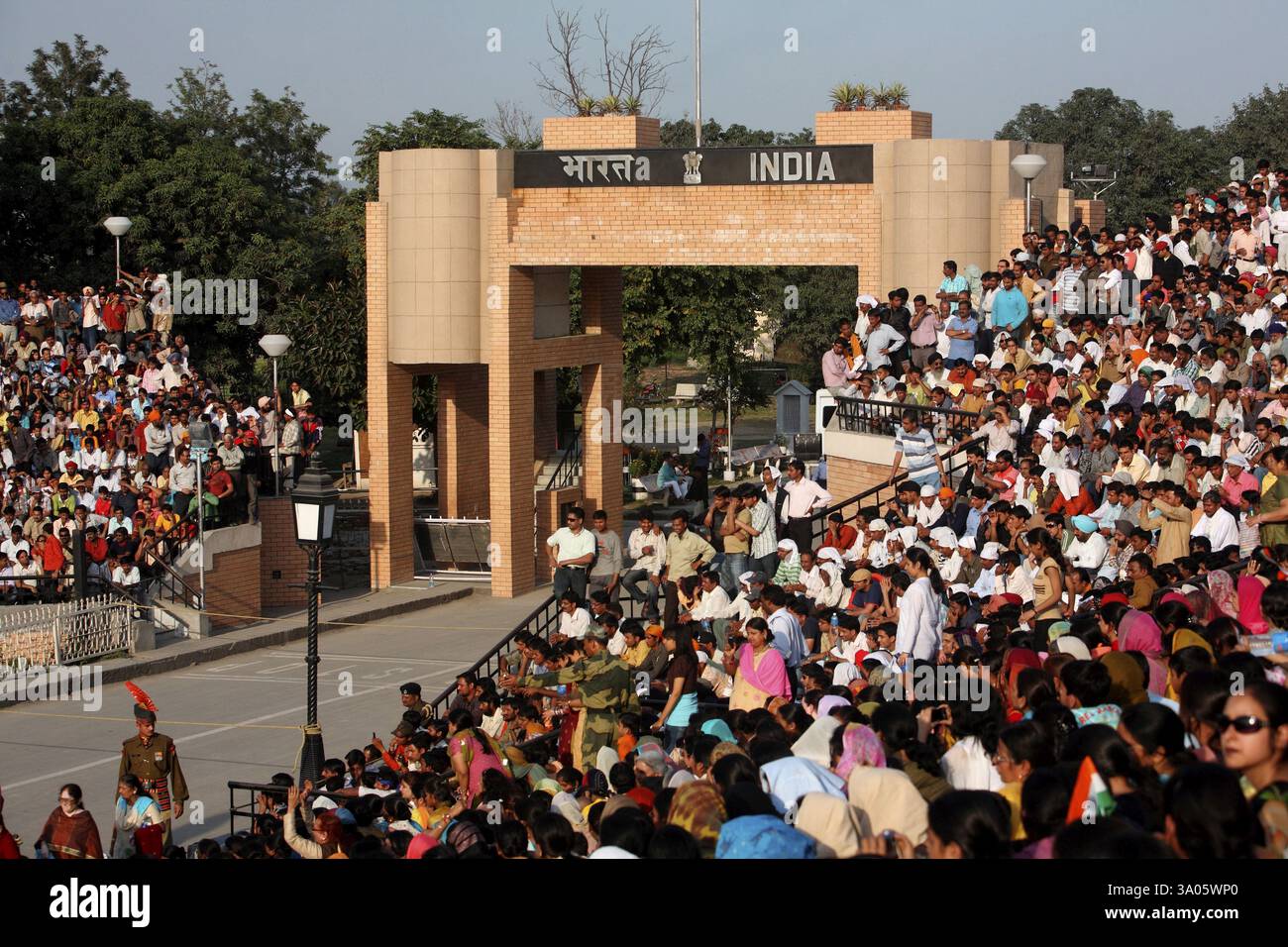 La folla si riunì per assistere alla cerimonia del cambio della guardia a Wagah Border, Amritsar, Punjab, India, Asia Foto Stock