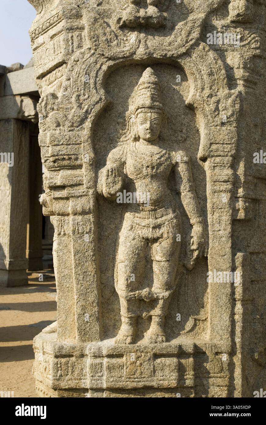 Per matrimoni o Kalyana Mantapa con scolpito pilastri monolitici in tempio Veerabhadra Lepakshi Foto Stock