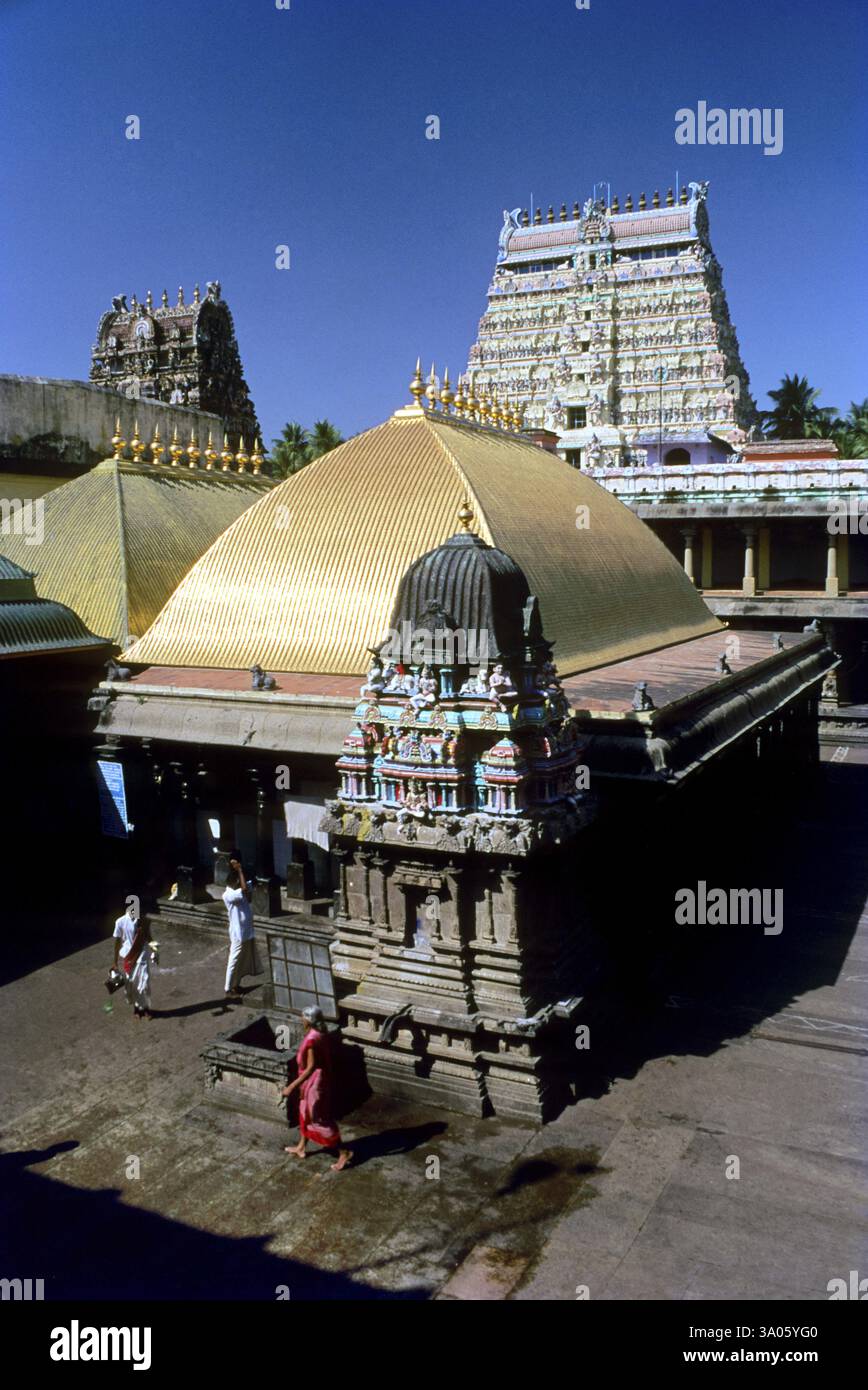 Tetto d'oro di ponnambalam sanctum sanctorum nel tempio di Natraj, Chidambaram, Tamil Nadu, India, Asia Foto Stock