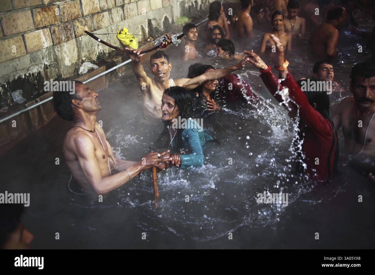 Devoti che fanno il bagno nel serbatoio dell'acqua yamuna bai kund a garhwal himalayas, Uttarkashi, Uttarakhand, India NOMR Foto Stock