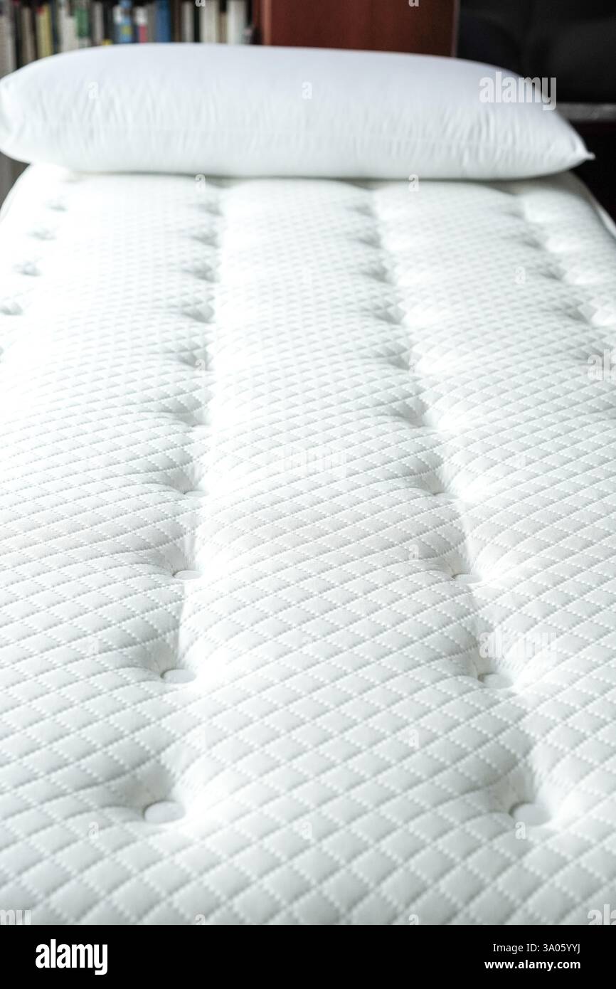 Primo piano di un materasso dal design sofisticato che assicura un sonno confortevole con la sua traspirabilità e la sua moderata fermezza Foto Stock