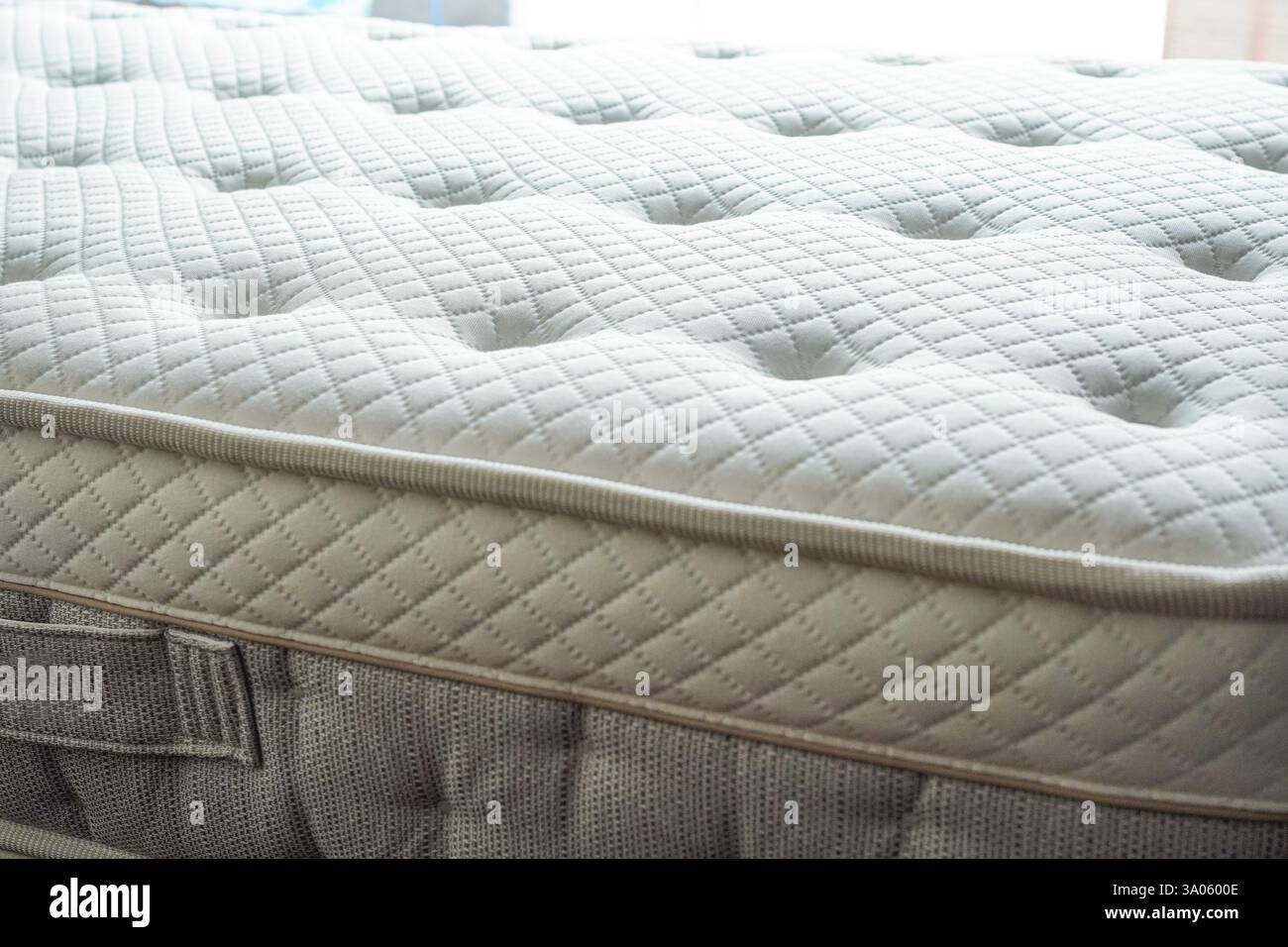 Primo piano di un materasso dal design sofisticato che assicura un sonno confortevole con la sua traspirabilità e la sua moderata fermezza Foto Stock