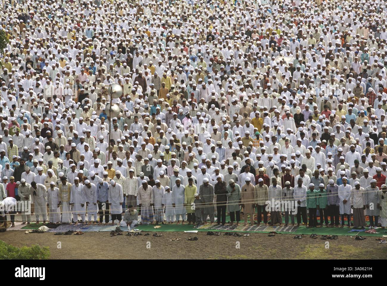 Folla che offre il proprio Eid al Fitr o Ramzan id namaaz a Lashkar-e-Eidgaah Ground, Malegaon, Maharashtra, India, Asia Foto Stock