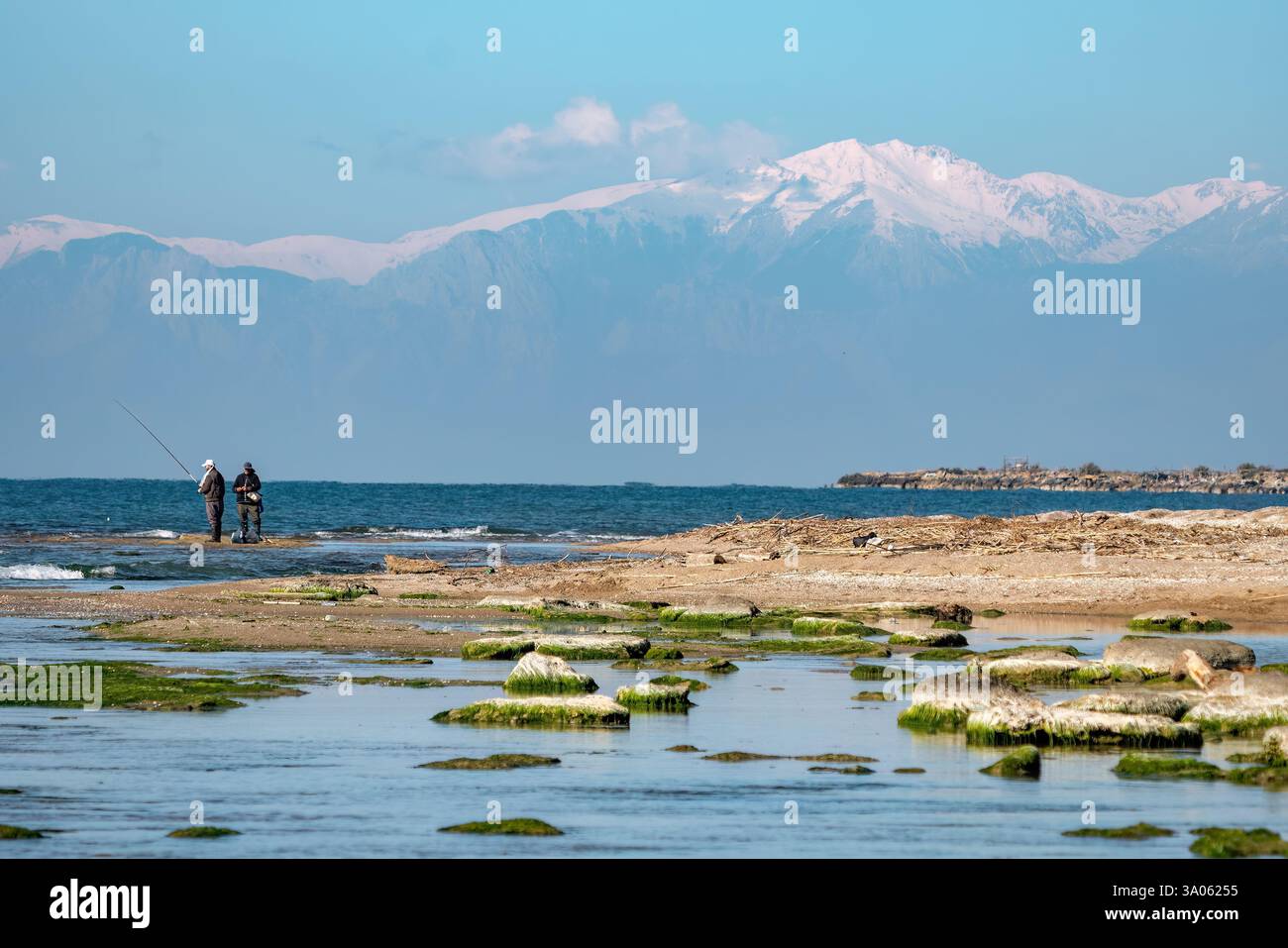 Rocce ricoperte di muschio in riva al mare in Turchia Foto Stock
