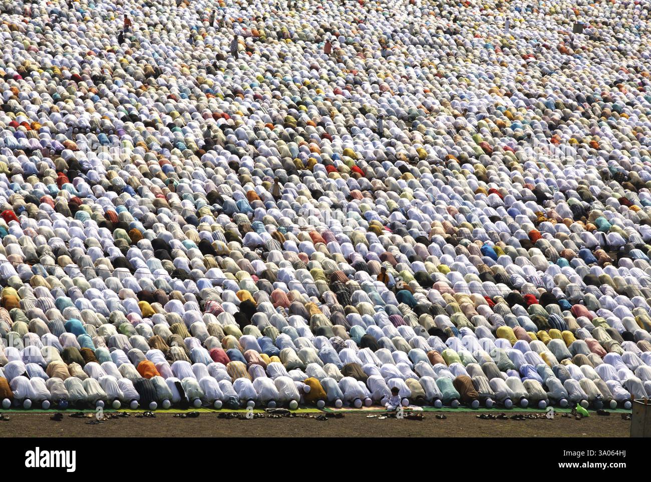 Folla che offre il proprio Eid al Fitr o Ramzan id namaaz a Lashkar-e-Eidgaah Ground, Malegaon, Maharashtra, India, Asia Foto Stock