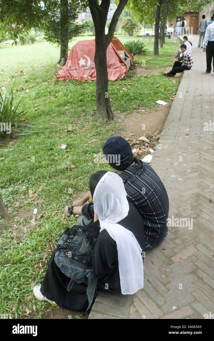 Coppia seduta sul prato del forte di Lalbagh, Dacca, Bangladesh, Asia Foto Stock