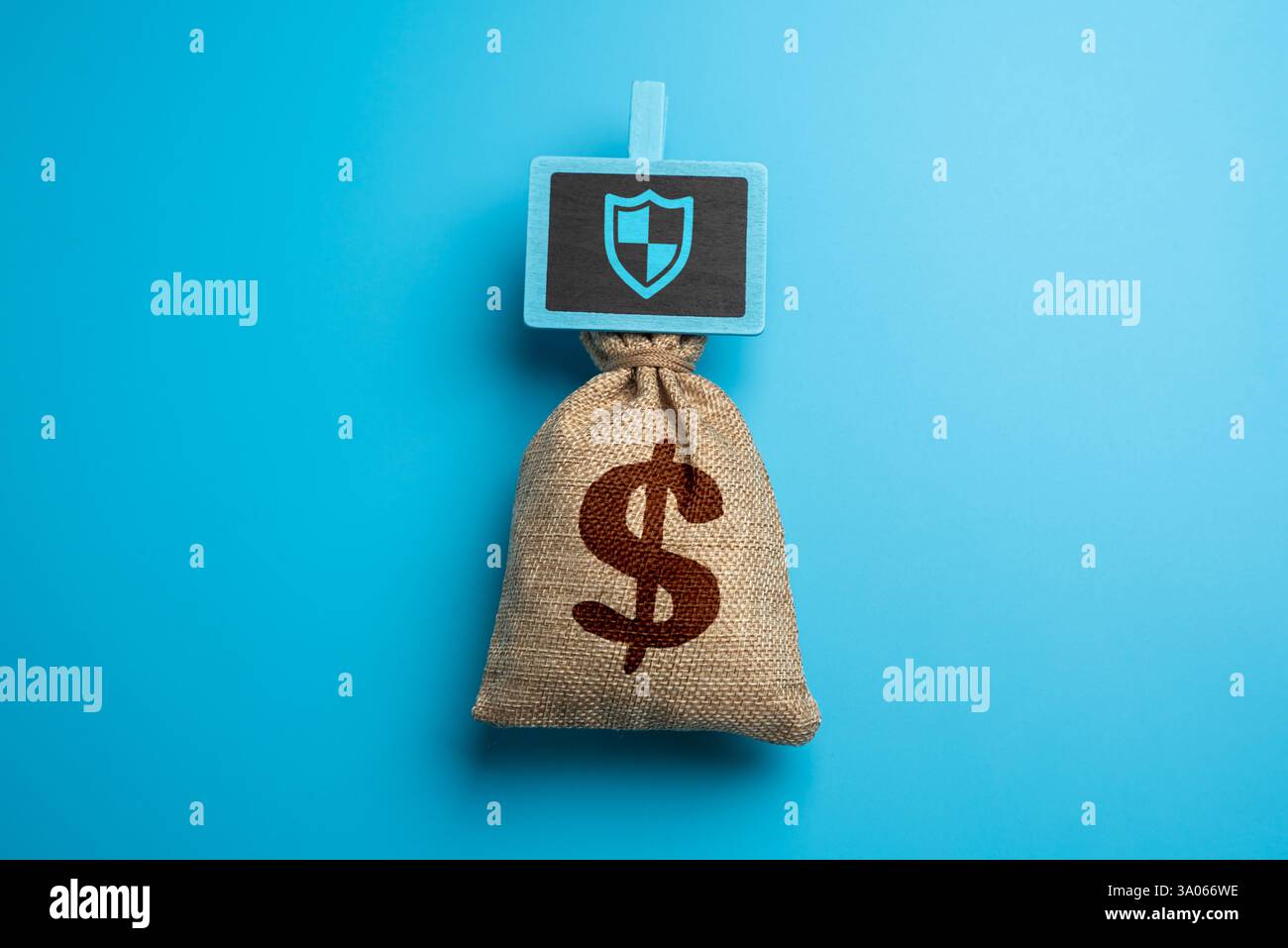 Un sacco di soldi per la protezione e la sicurezza. Assicurazione, risparmio, protezione degli investimenti e pianificazione finanziaria. Salvaguardia delle risorse. Sicurezza informatica Foto Stock