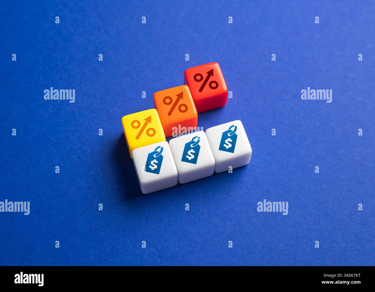 Aumento dei prezzi grazie all'aumento di tasse e commissioni. Inflazione, aumento dei costi per beni, servizi e spese di sussistenza. I consumatori e le aziende faticano Foto Stock