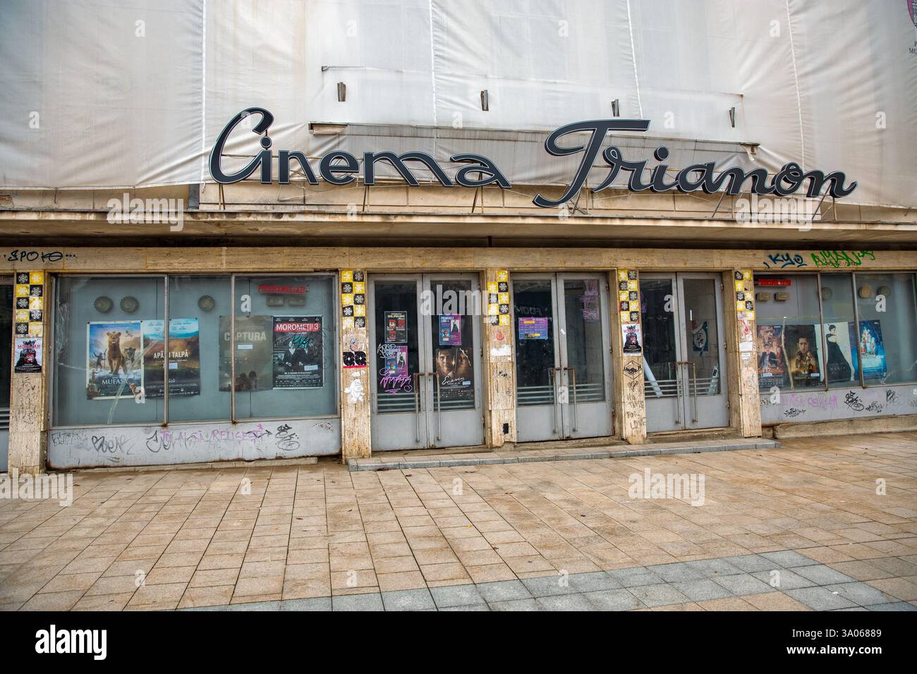 Iasi, Romania - 26 dicembre 2024: La città più antica abbandonata, la facciata del Cinema Trianon con poster di vecchi film in centro. Foto Stock