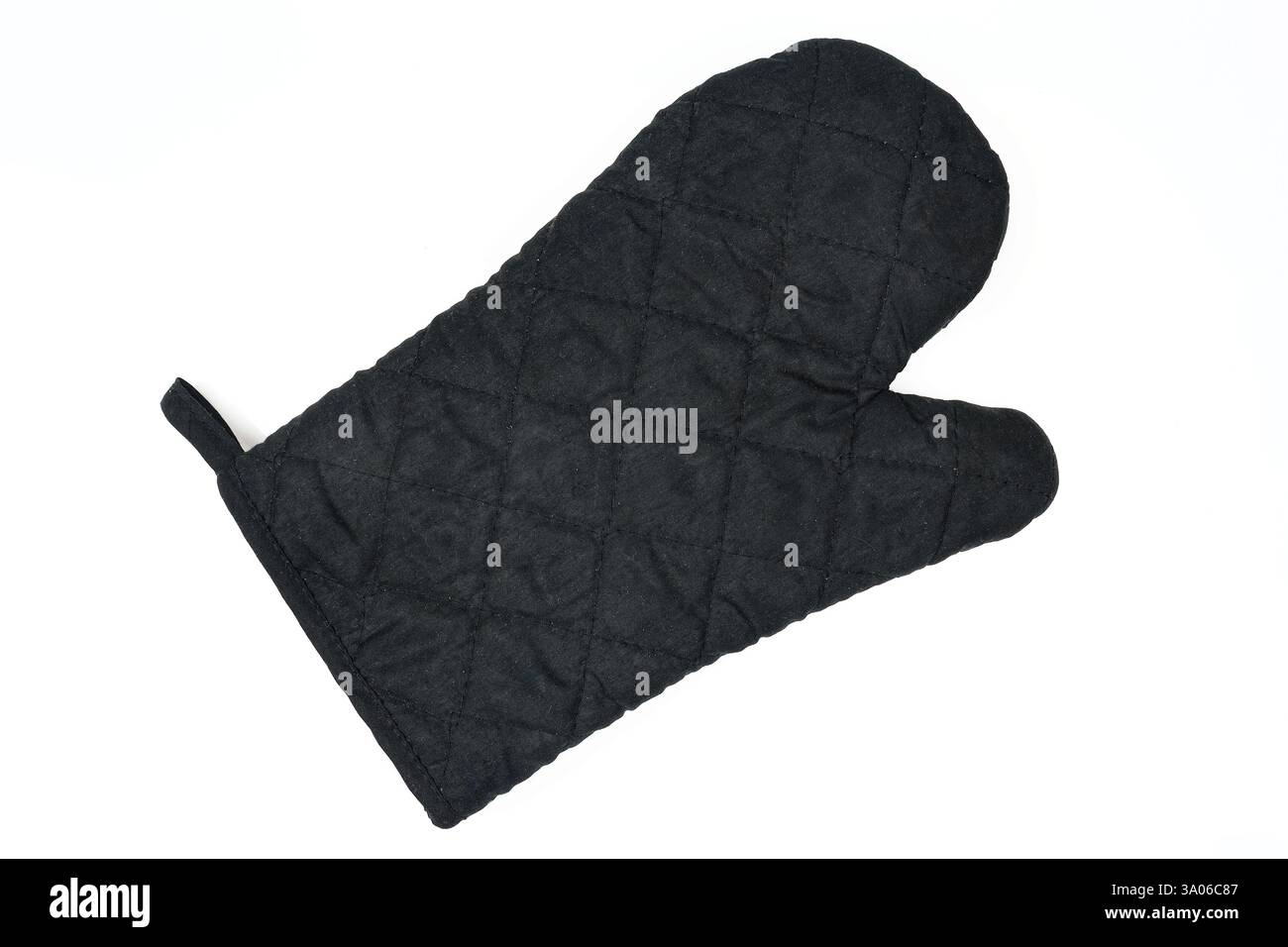 Un guanto da cucina nero isolato sul retro Foto Stock