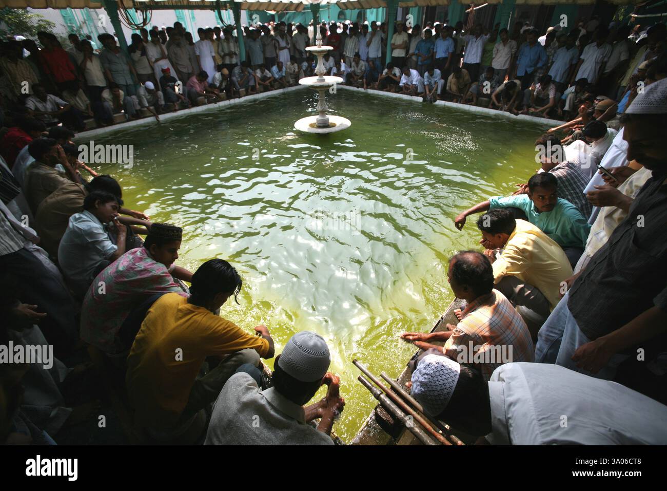 I musulmani lavarsi le mani prima di Namaaz al serbatoio di acqua all'interno composto di Bawla Masjid al N M Joshi strada in Lower Parel a Bombay Foto Stock