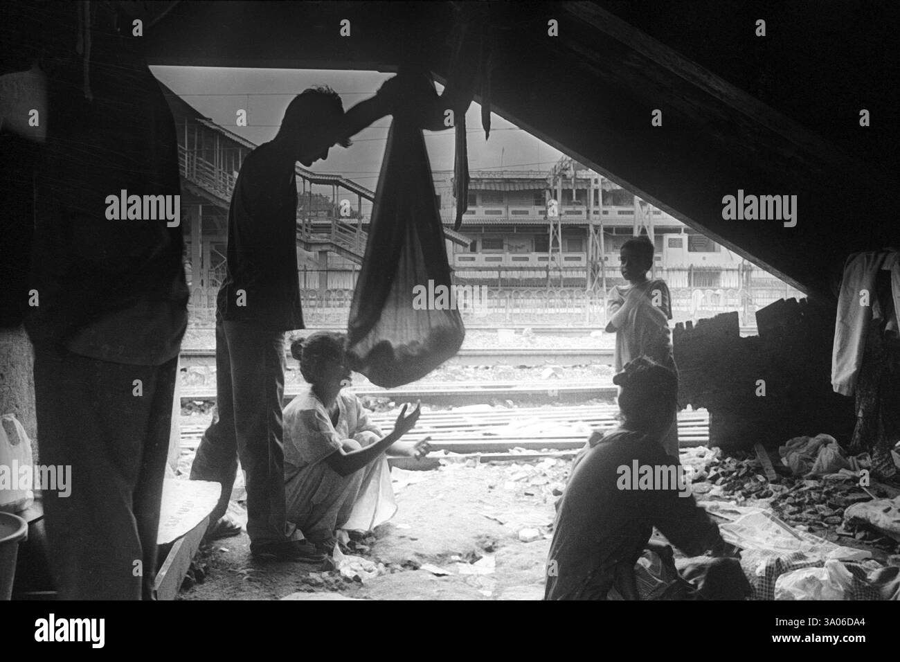 Famiglia che vive accanto al binario ferroviario, Andheri, Bombay Mumbai, Maharashtra, India, Asia Foto Stock