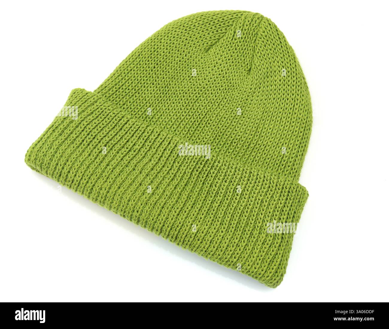 Cappello invernale da uomo bianco verde isolato su sfondo bianco. Berretto classico in lana Foto Stock