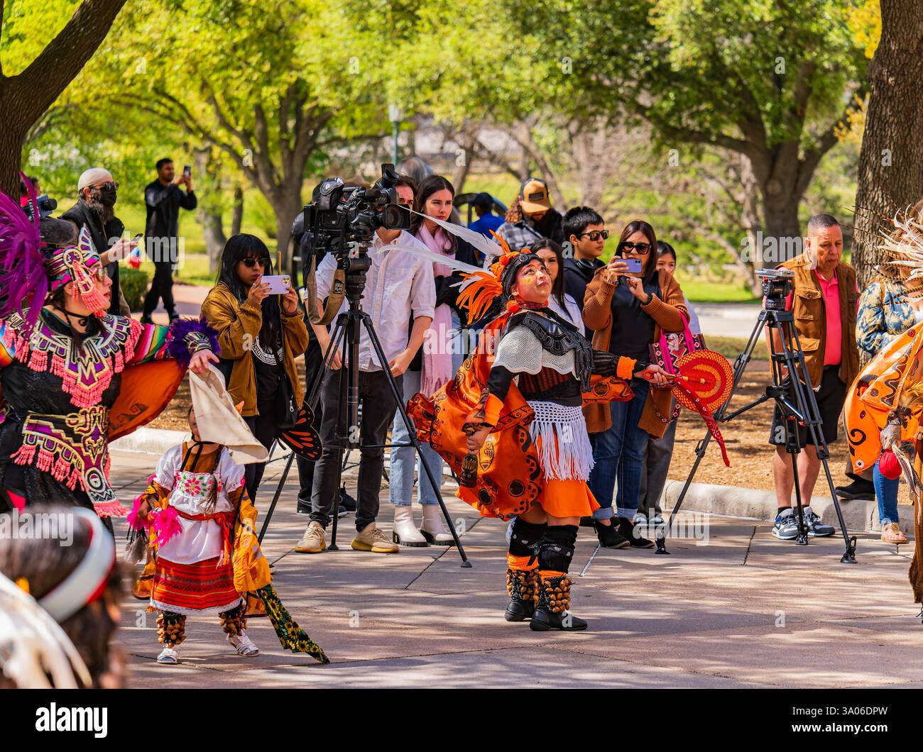 Texas, Mar 9 2024 - i manifestanti SB 4 hanno allestito uno spettacolo visivo con burattini di 15 piedi e una performance Danza Azteca. Foto Stock