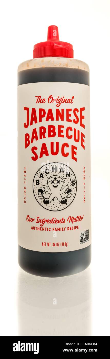 Winneconne, WI - 23 febbraio 2025: Una bottiglia di salsa barbecue giapponese Bachans su uno sfondo isolato. Foto Stock