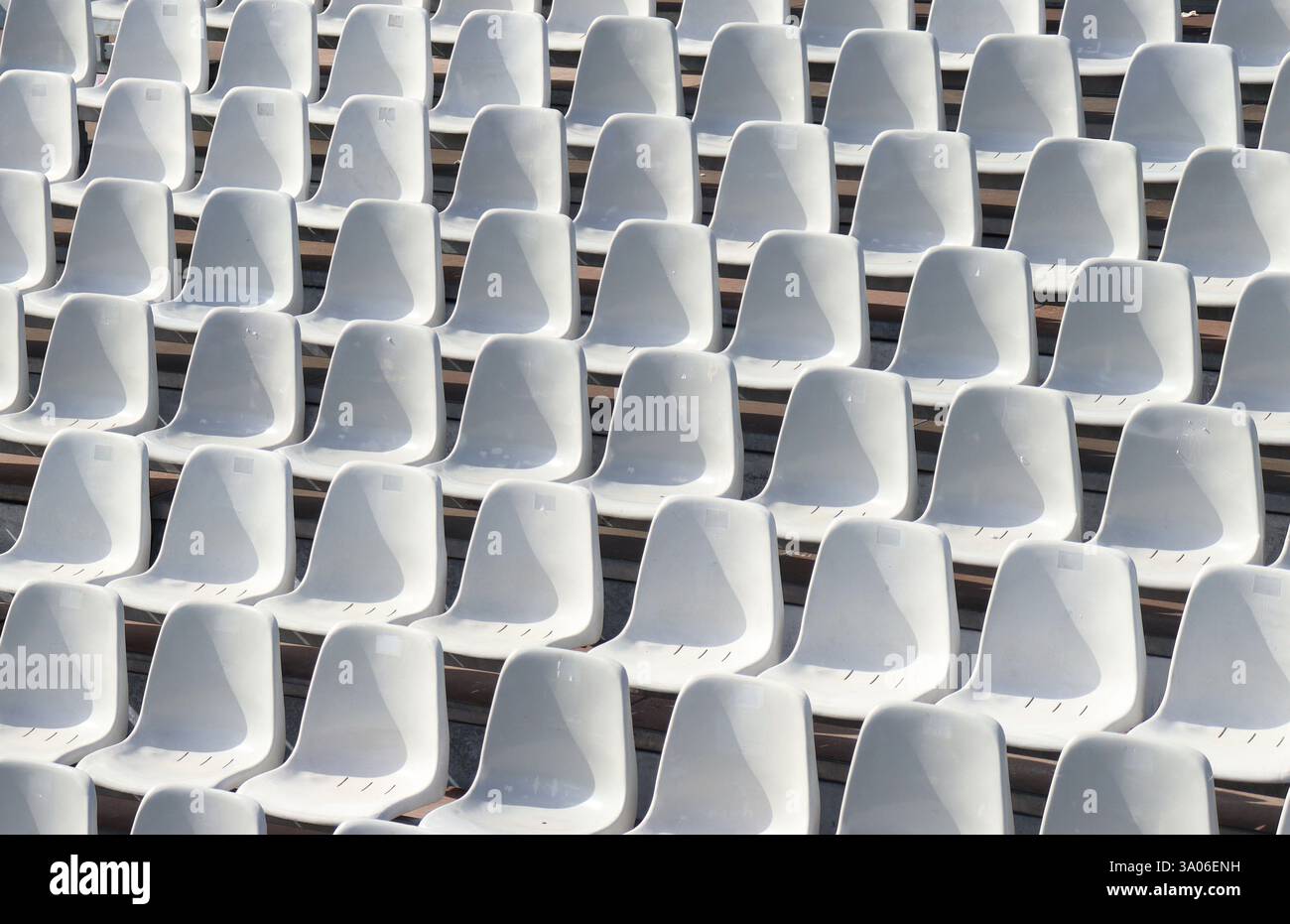 Posti a sedere vuoti bianchi per lo stadio. Sedie per spettatori in plastica per esterni Foto Stock