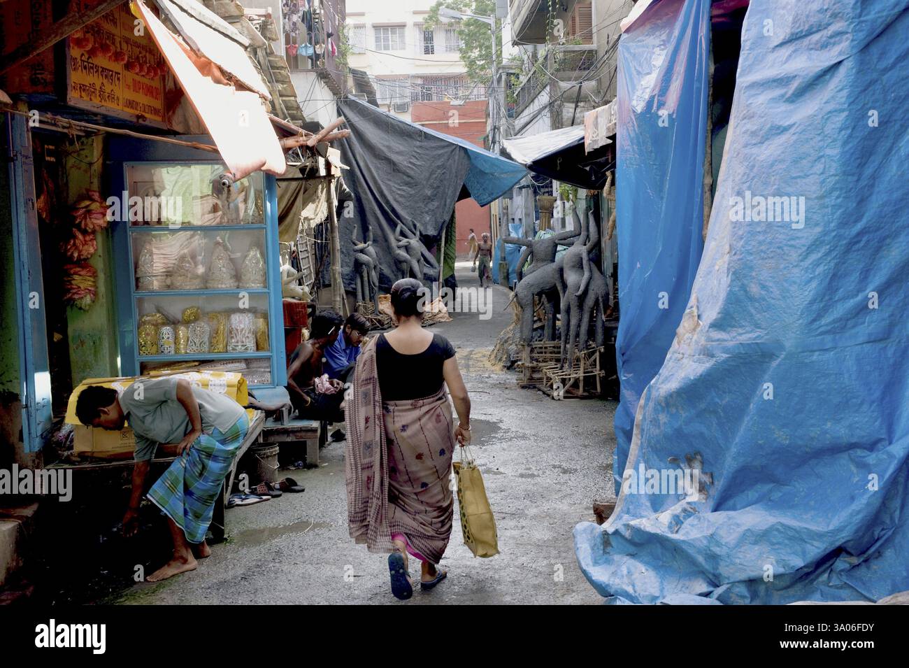 L'idolo di argilla che produce la scena in studio a Kumartuli, Kolkata Calcutta, Bengala Occidentale, India, Asia Foto Stock
