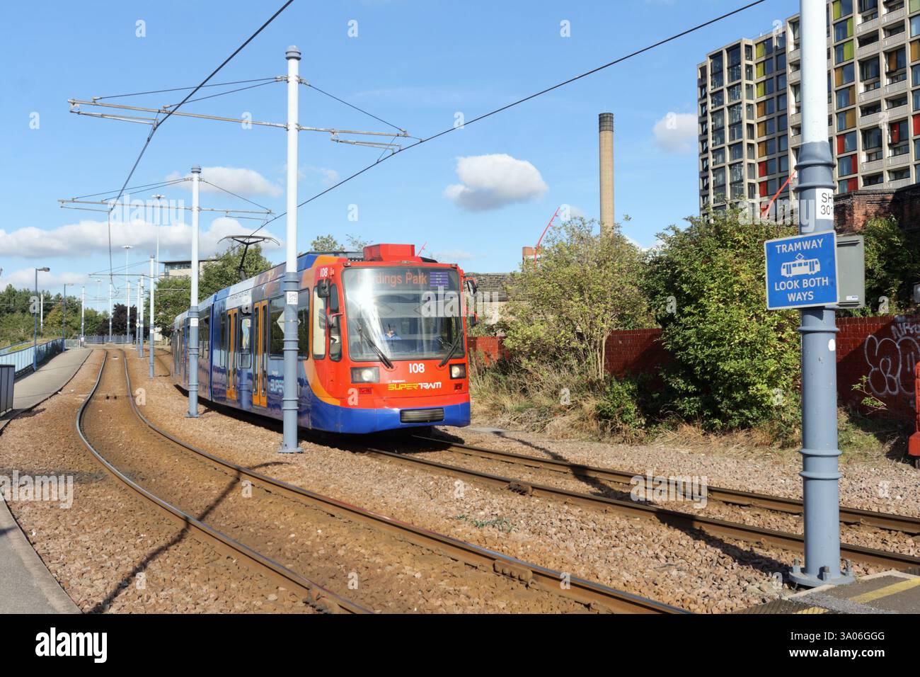 Supertram di Sheffield che corre su rotaie. Metropolitana trasporto urbano, rete ferroviaria leggera Inghilterra binari ferroviari inglesi Foto Stock