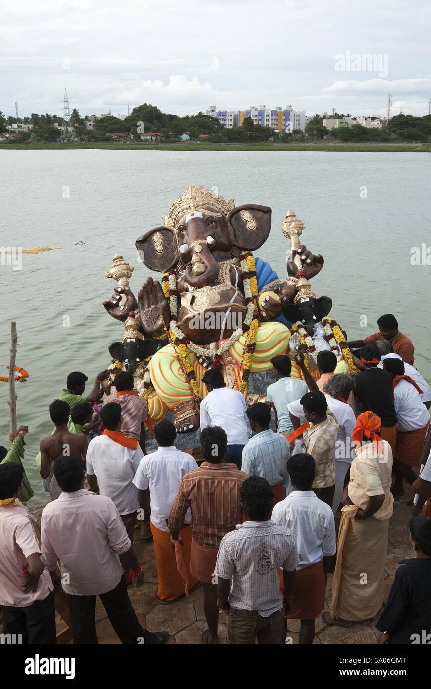 Lord ganesh immersione in muthannankulam tank, Coimbatore, Tamil Nadu, India NOMR Foto Stock