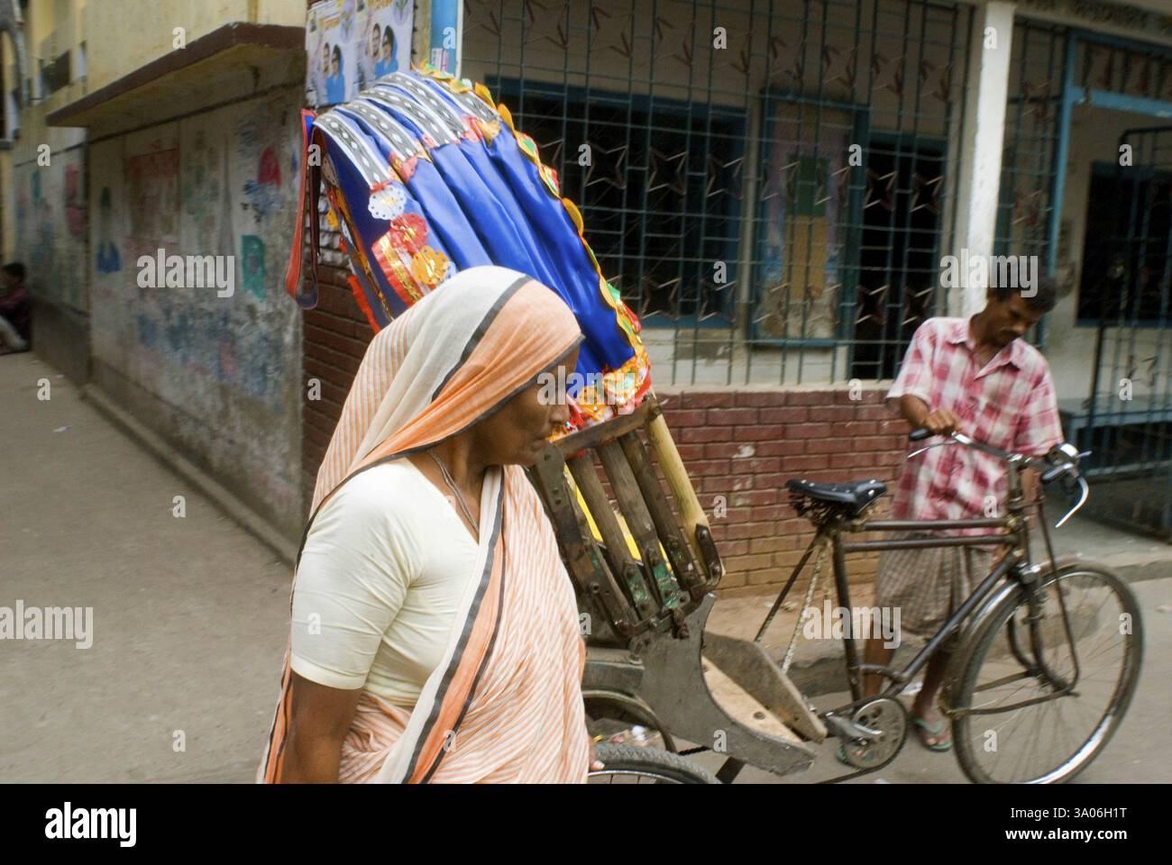 Pedala Rickshaw Rider in attesa per la strada di Dacca, Bangladesh, Asia Foto Stock