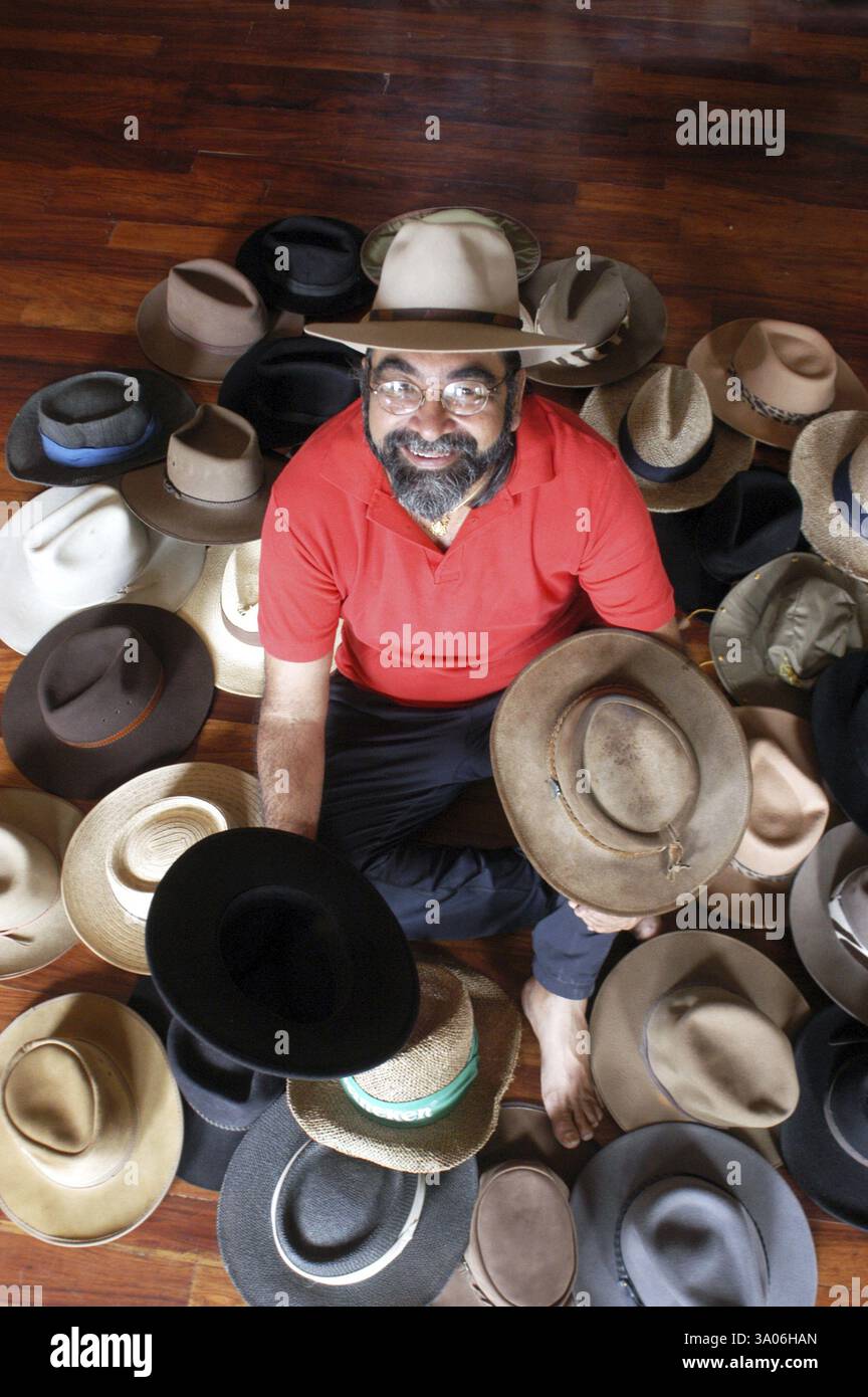 Adman Prahlad Kakkad seduto con i cappelli intorno a lui nella residenza di Bandra a Bombay Mumbai, Maharashtra, India NO MR Foto Stock