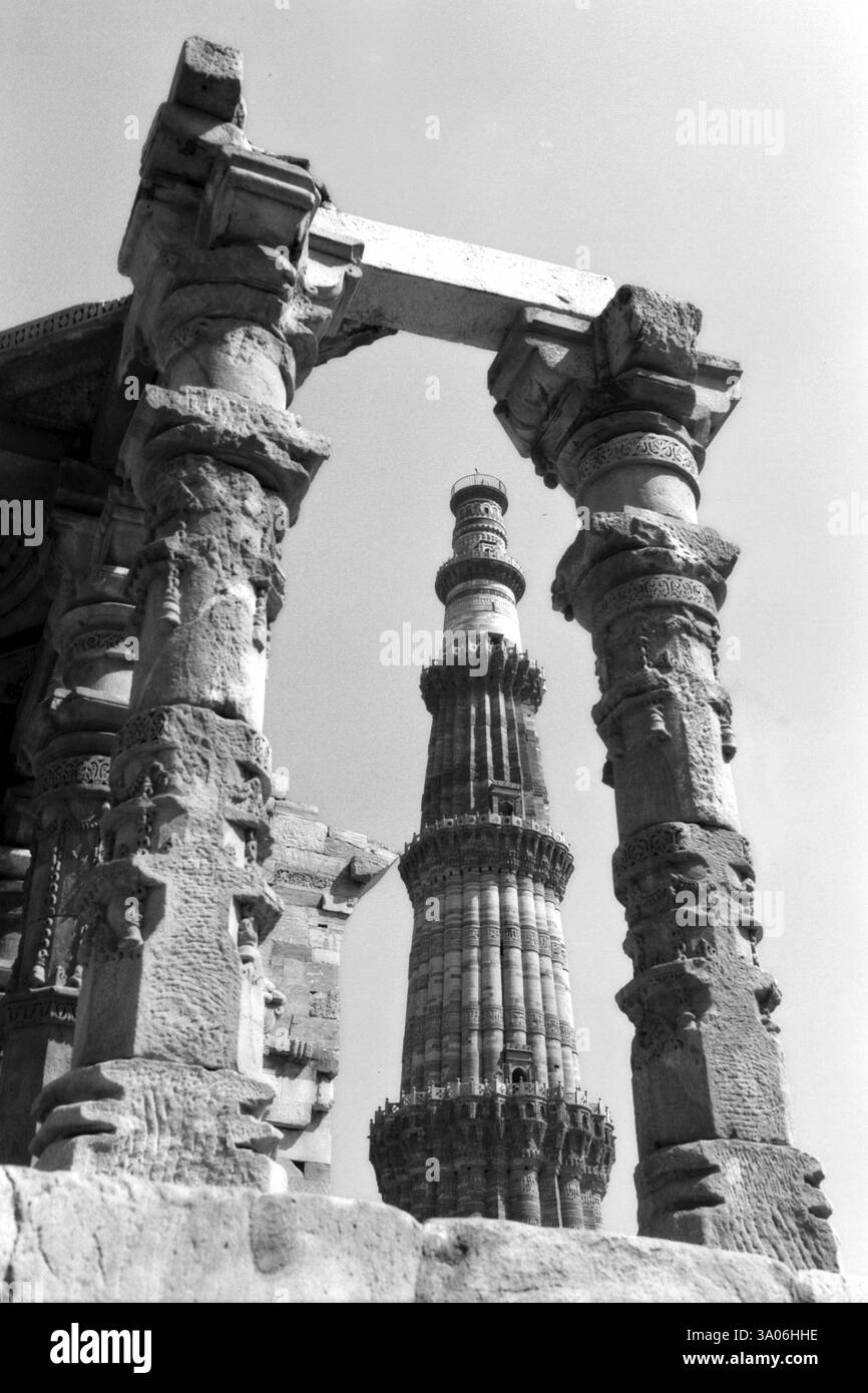 Qutab Minar architettura indo-islamica a Delhi, India, Asia Foto Stock