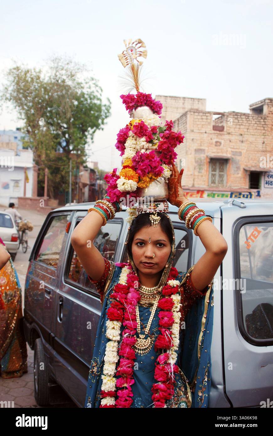 Donne Rajasthani marwari in abito tradizionale e ornamenti con lotiyan d'argento o kalash in testa, in occasione di Gangaur Foto Stock