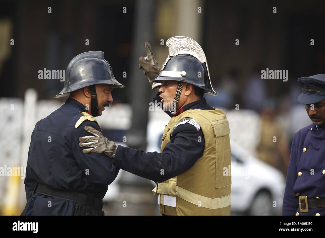 Personale dei vigili del fuoco fuori dall'hotel Taj Mahal durante l'attacco terroristico, Bombay Mumbai, Maharashtra, India NO MR Foto Stock