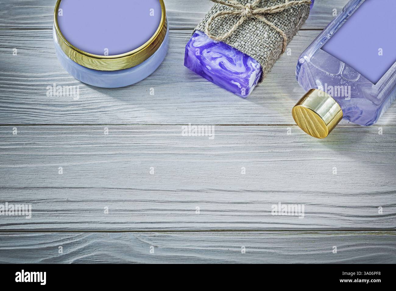 Assortimento di gel doccia con sapone fatto a mano lavanda e lozione per il corpo su tavola in legno Foto Stock