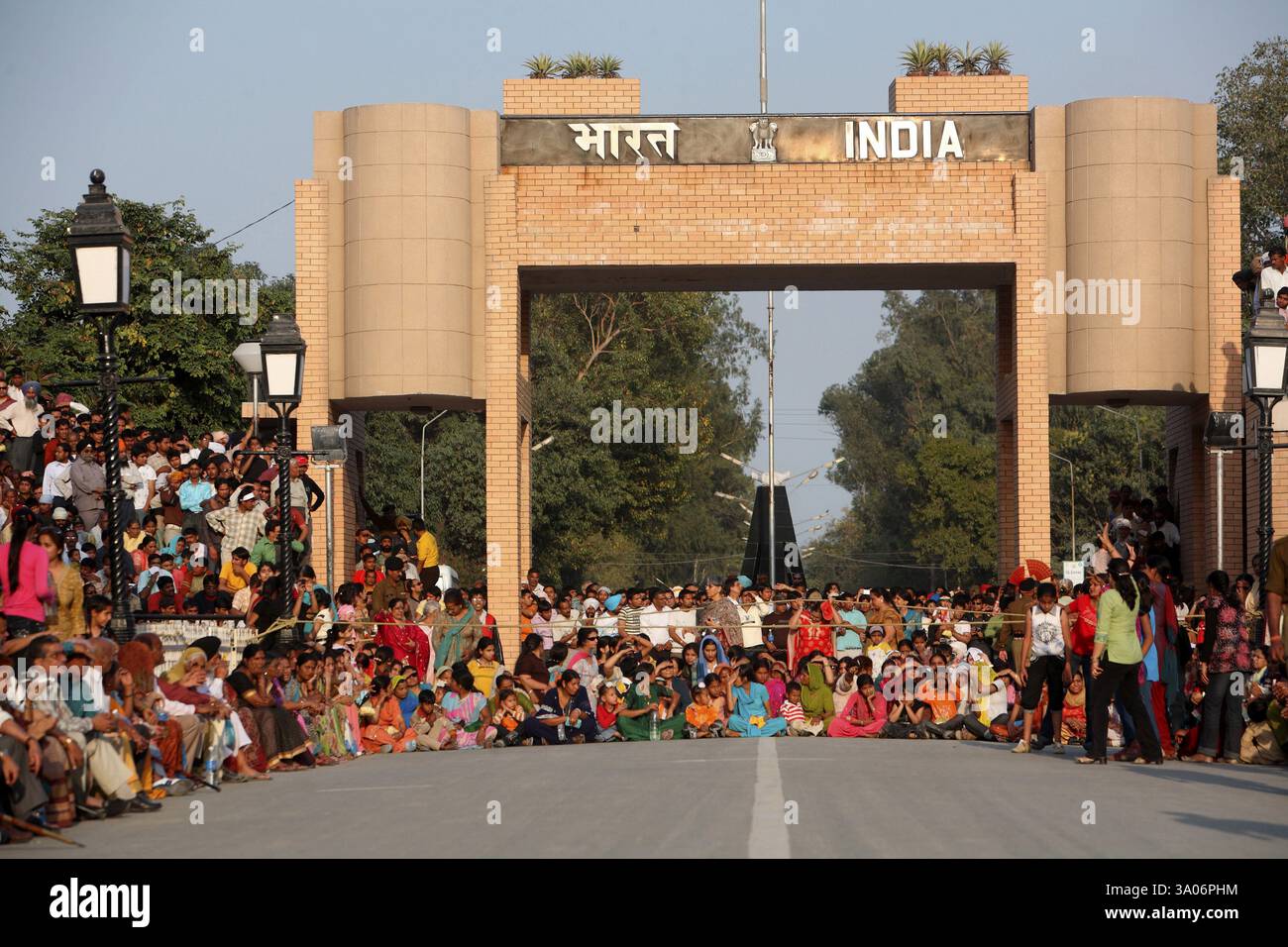 Folle sedute per assistere alla cerimonia del cambio della guardia a Wagah Border, Amritsar, Punjab, India, Asia Foto Stock