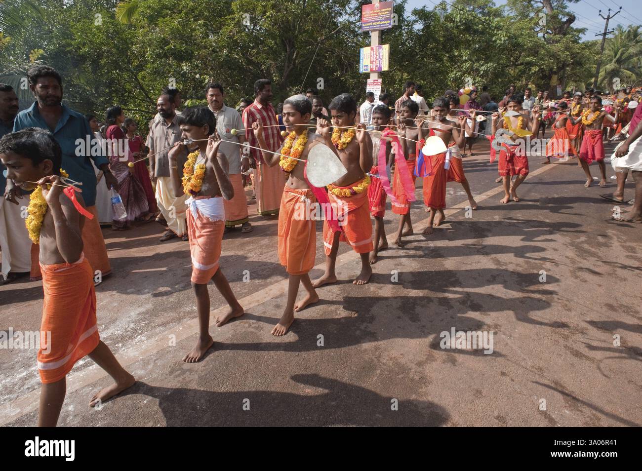 I ragazzi che piercing spuntano attraverso le guance rilasciando voto al festival di Thaipusam, Kerala, India NOMR Foto Stock I ragazzi che piercing spuntano attraverso le guance rilasciando voto al festival di Thaipusam, Kerala, India NOMR Foto Stock